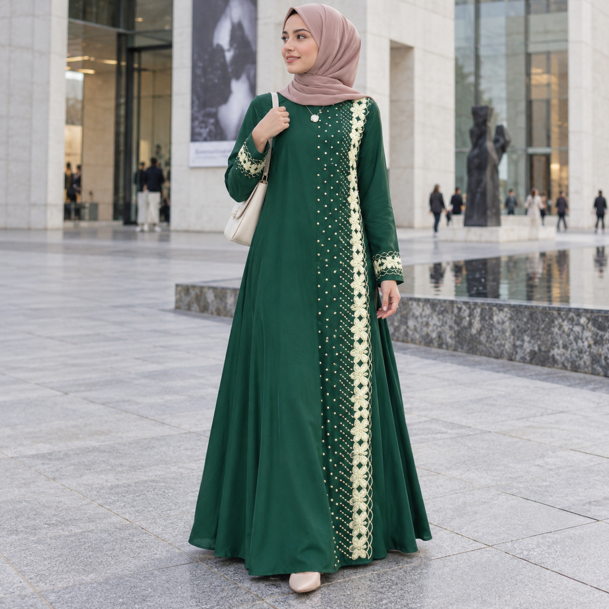 Abaya con ricamo floreale dorato real-life styling