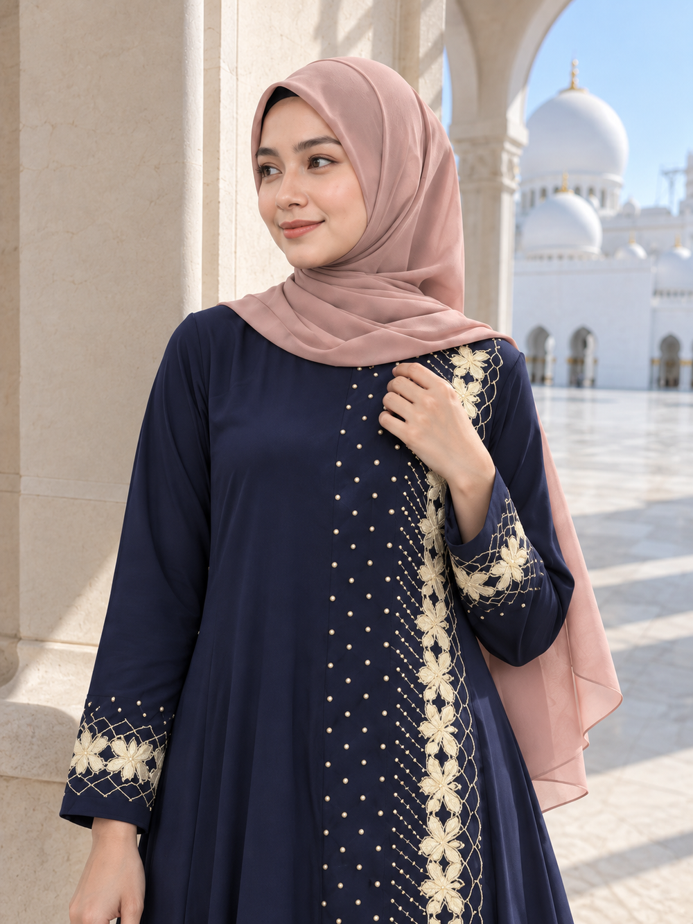 Abaya con ricamo floreale dorato — scene styling