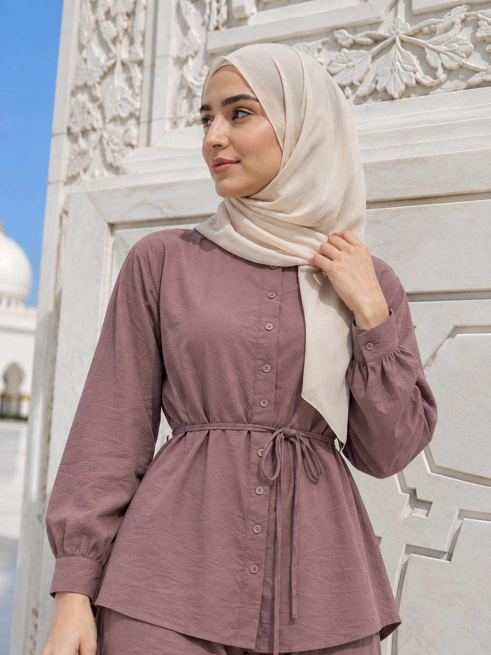 Ensemble chemise texturée à nouer et pantalon — scene styling
